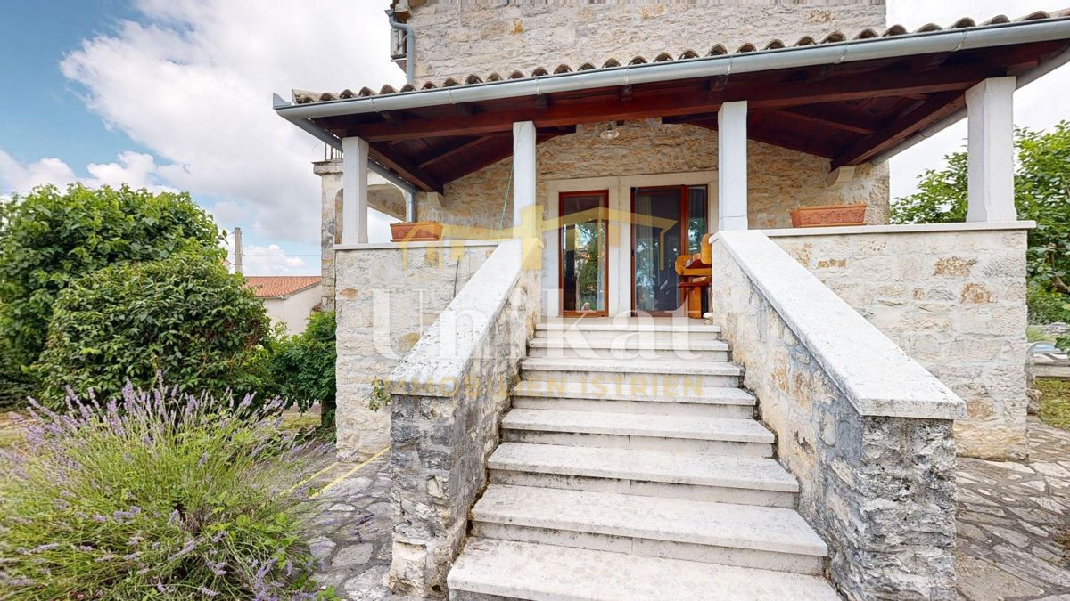 Casa in pietra ristrutturata con piscina